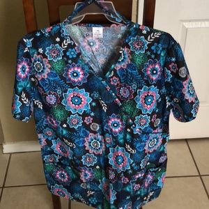 Scrub top. new wtags. Size 1X. Pretty floral print